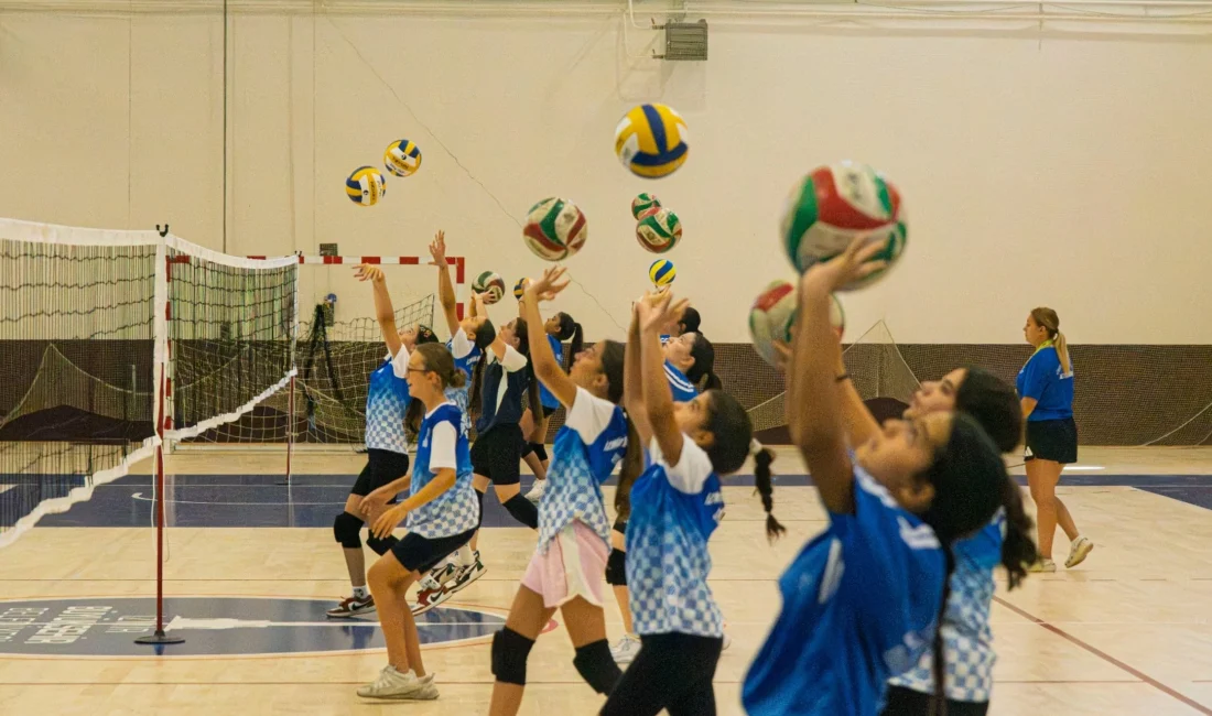 İzmir Büyükşehir Belediyesi'nin yaz spor okullarında voleybol eğitimi alan çocuklar,