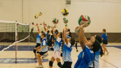 İzmir Büyükşehir Belediyesi'nin yaz spor okullarında voleybol eğitimi alan çocuklar,