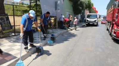 Menderes Belediyesi, yeni temizlik seferberliği başlatarak caddeleri köşe bucak temizliyor. 