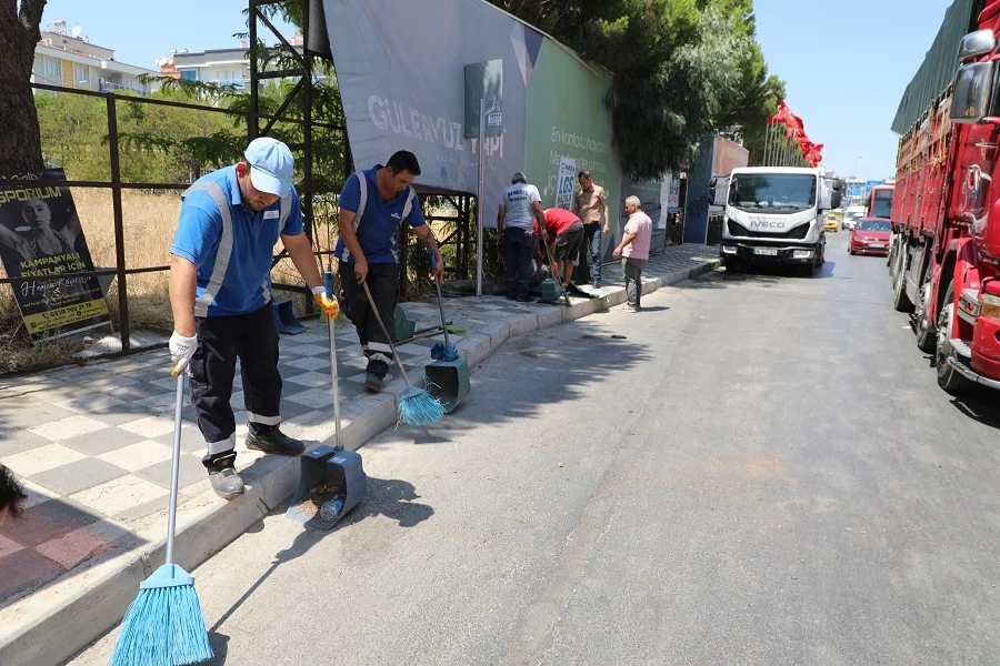 Menderes Belediyesi, yeni temizlik seferberliği başlatarak caddeleri köşe bucak temizliyor. 