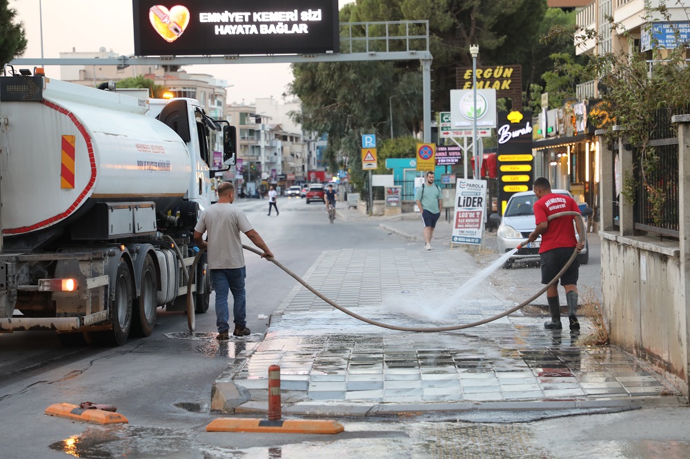 Menderes güne temizlikle başladı: Caddeler baştan sona yıkandı