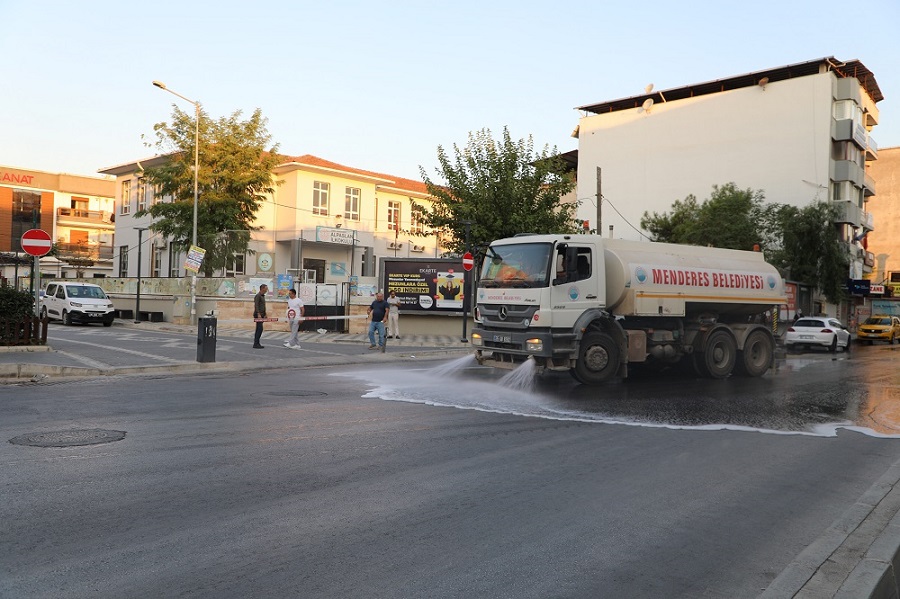 Menderes güne temizlikle başladı: Caddeler baştan sona yıkandı
