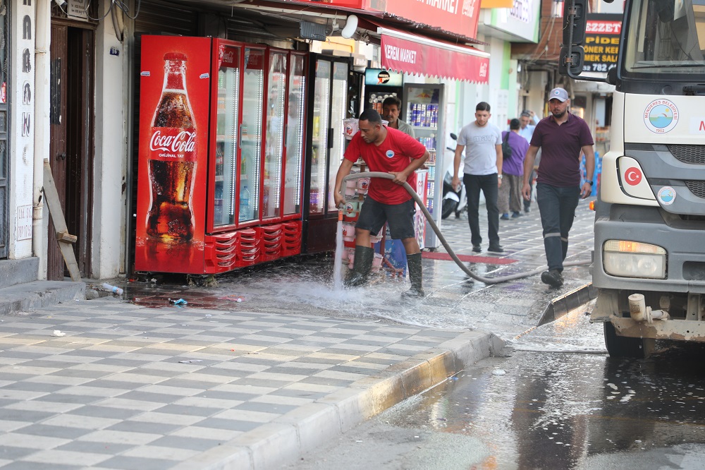 Menderes güne temizlikle başladı: Caddeler baştan sona yıkandı