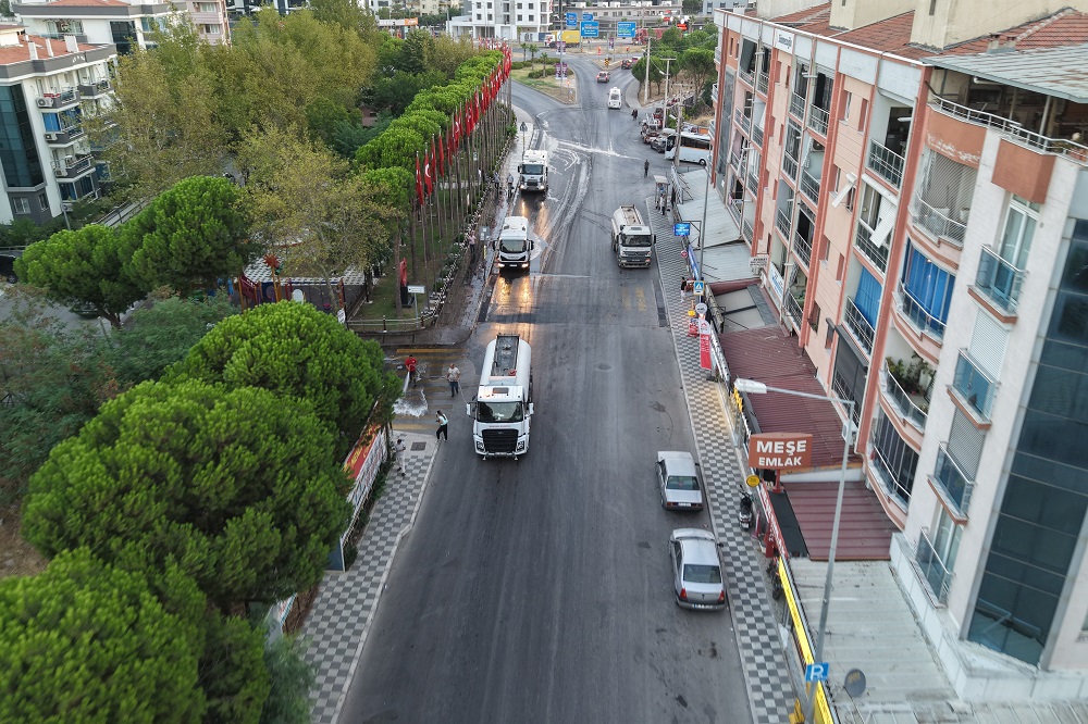 Menderes güne temizlikle başladı: Caddeler baştan sona yıkandı