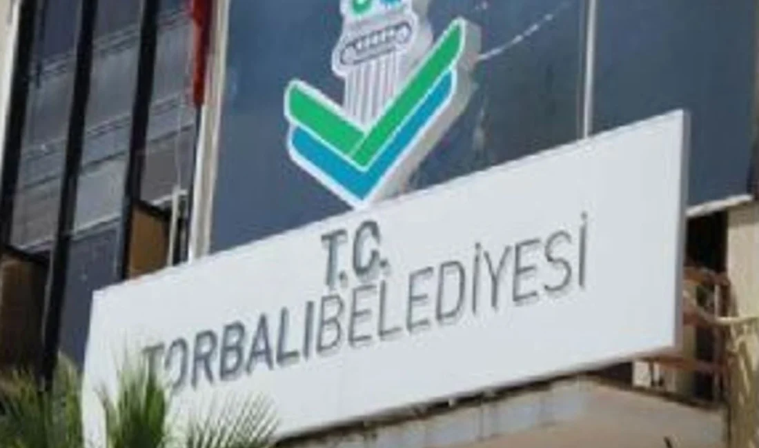 İzmir'in Torbalı ilçesinde belediyeye ait şantiyeden hurda malzemeleri izinsiz çıkarmaya