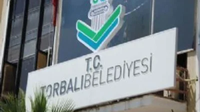 İzmir'in Torbalı ilçesinde belediyeye ait şantiyeden hurda malzemeleri izinsiz çıkarmaya