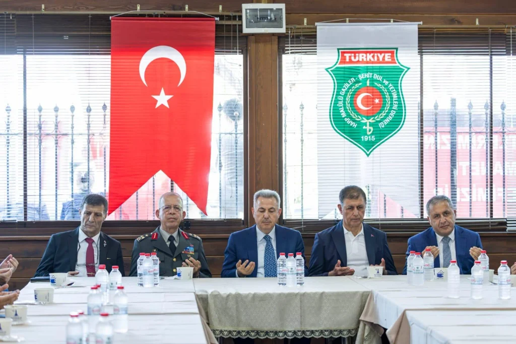 Başkan Tugay, şehit aileleri ve gazilerle buluştu: “Şehit ailelerimiz ve gazilerimiz baş tacımız”
