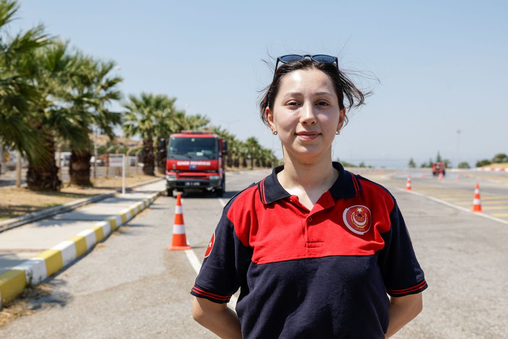 İzmir'in 25 yeni itfaiye şoförü zorlu parkurda: Her zeminde testlerden başarıyla geçtiler