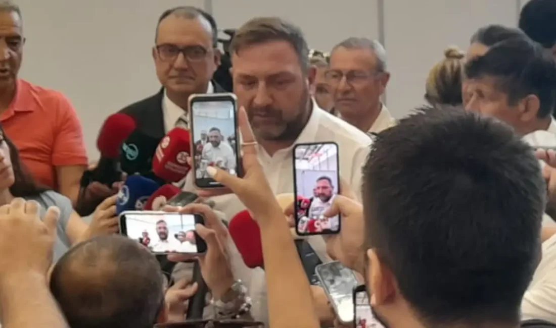 İzmir Büyükşehir Belediye Meclisi’nin kritik komisyon seçimleri öncesinde salona gelen