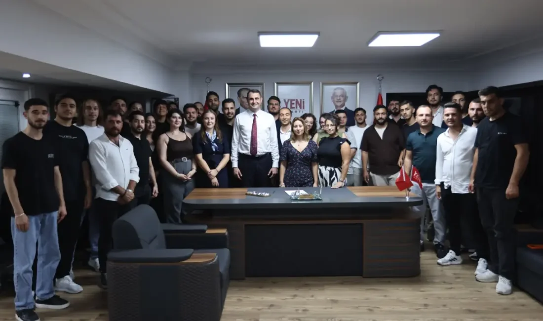 YENİ Parti İzmir İl Başkanlığı’nda gençlerle bir araya gelerek partiye