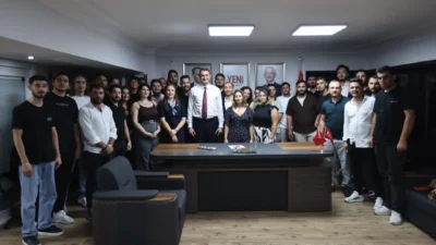 YENİ Parti İzmir İl Başkanlığı’nda gençlerle bir araya gelerek partiye