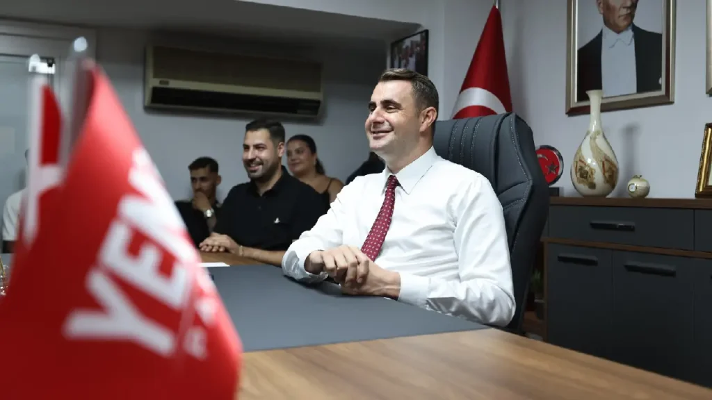 YENİ Parti İzmir’de gençlik hamlesi! Çağatay Güç rozetleri taktı: "Ülkeyi YENİ Partili gençler yönetecek!"