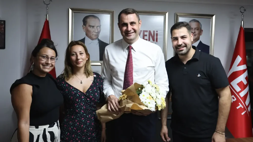 YENİ Parti İzmir’de gençlik hamlesi! Çağatay Güç rozetleri taktı: "Ülkeyi YENİ Partili gençler yönetecek!"