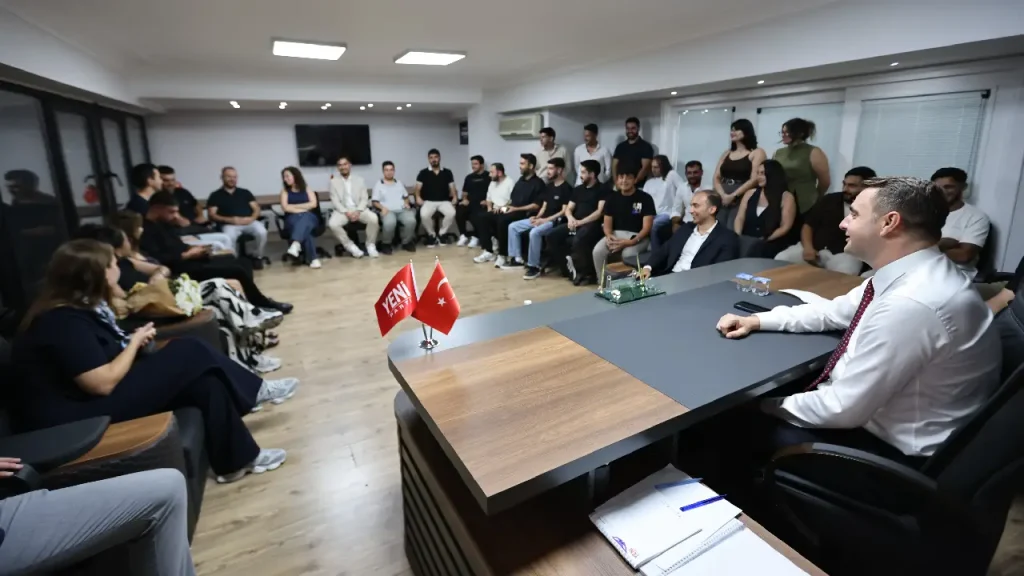 YENİ Parti İzmir’de gençlik hamlesi! Çağatay Güç rozetleri taktı: "Ülkeyi YENİ Partili gençler yönetecek!"