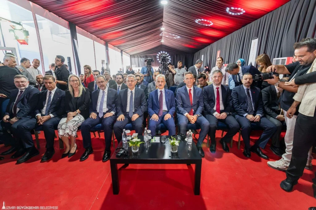 İzmir'e dev teknoloji yatırımı: Ege'nin en büyük veri merkezi açıldı 2 İzmir'e dev teknoloji yatırımı: Ege'nin en büyük veri merkezi açıldı