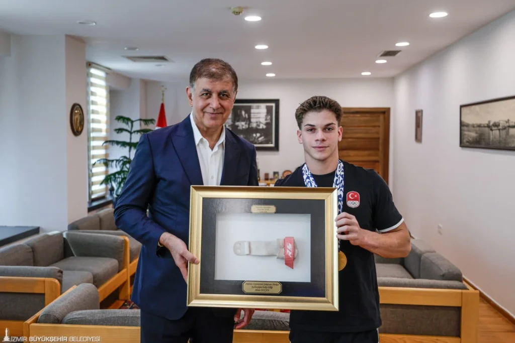 Başkan Tugay, altın madalyalı sporcuyu ağırladı