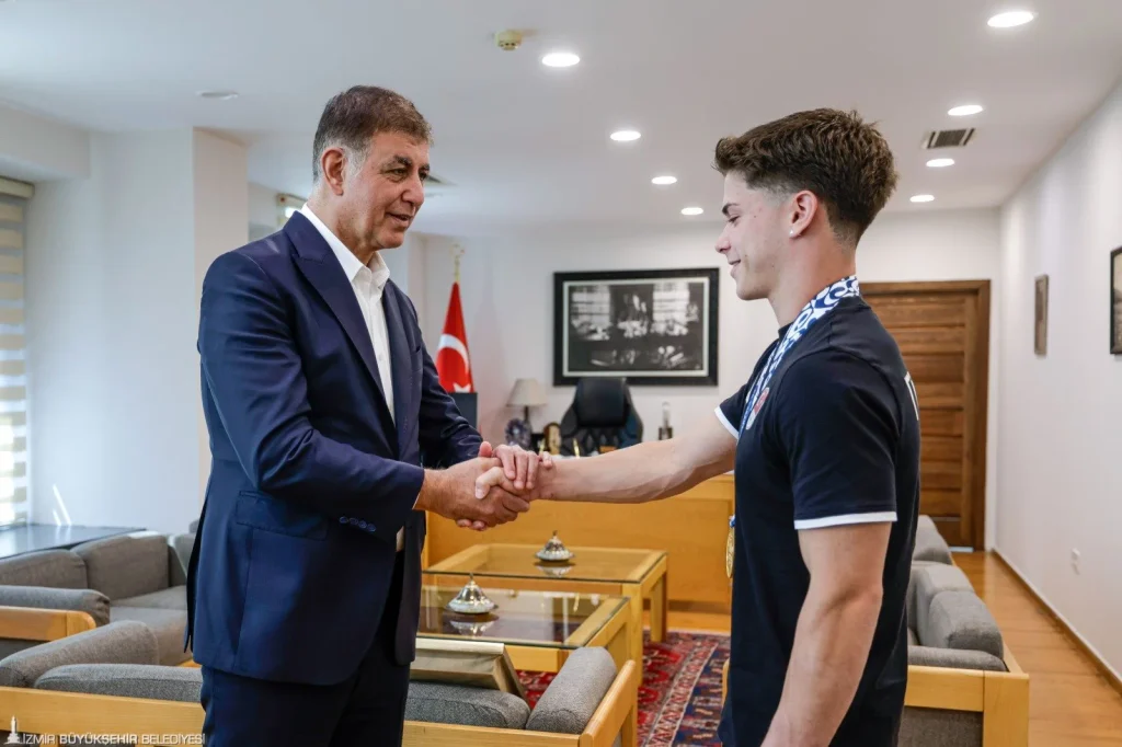 Başkan Tugay, altın madalyalı sporcuyu ağırladı