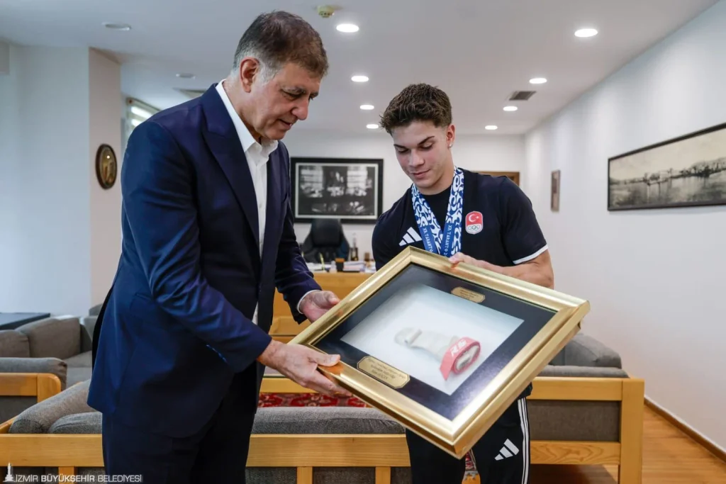 Başkan Tugay, altın madalyalı sporcuyu ağırladı