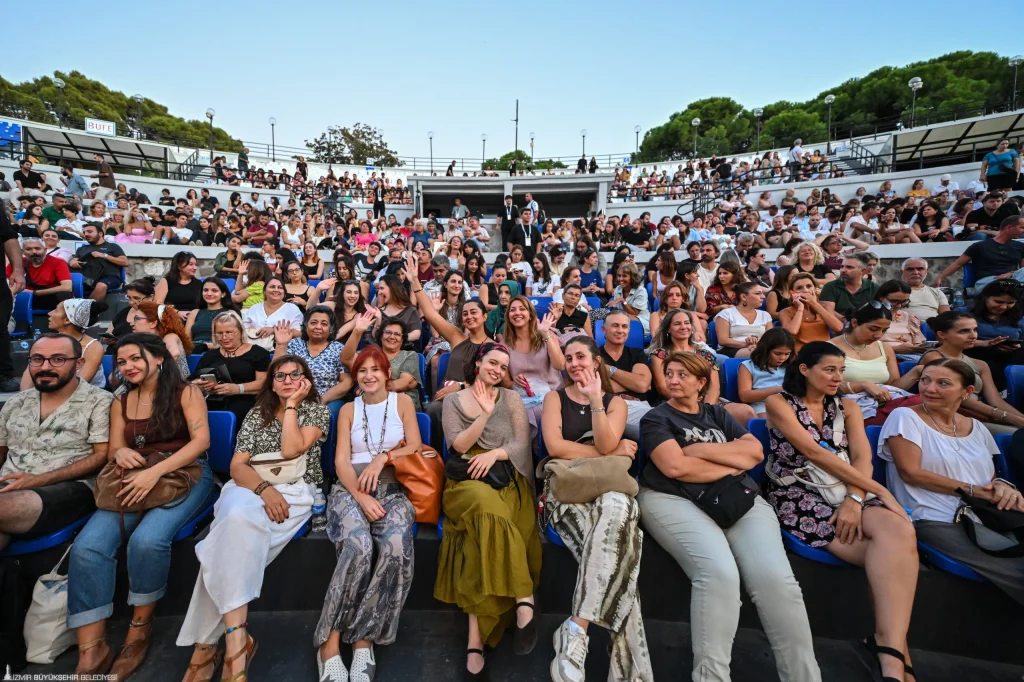 Yıldız Tilbe İzmir Fuarı'nda: Binler şarkılarını birlikte söyledi