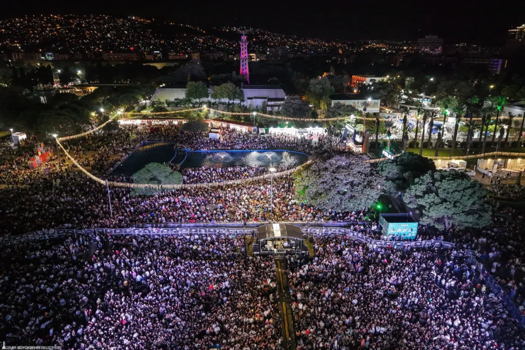 Yıldız Tilbe İzmir Fuarı'nda: Binler şarkılarını birlikte söyledi