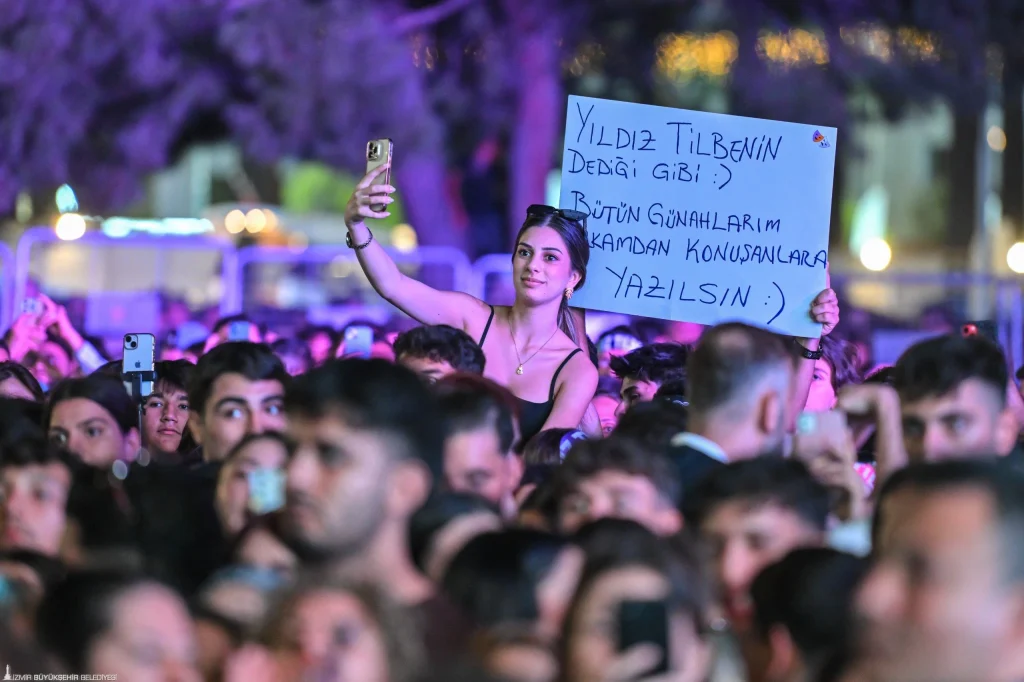 Yıldız Tilbe İzmir Fuarı'nda: Binler şarkılarını birlikte söyledi