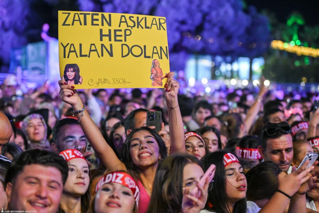 Yıldız Tilbe İzmir Fuarı'nda: Binler şarkılarını birlikte söyledi