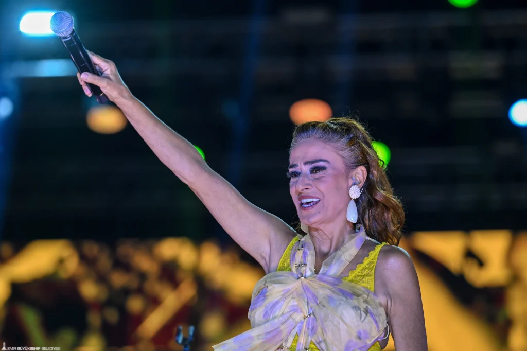 Yıldız Tilbe İzmir Fuarı'nda: Binler şarkılarını birlikte söyledi