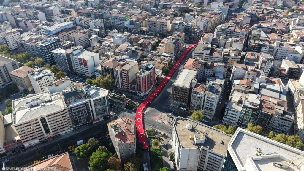 İzmir'in kurtuluşunun 104'üncü yılı coşkuyla kutlanıyor 3 İzmir'in kurtuluşunun 104'üncü yılı coşkuyla kutlanıyor