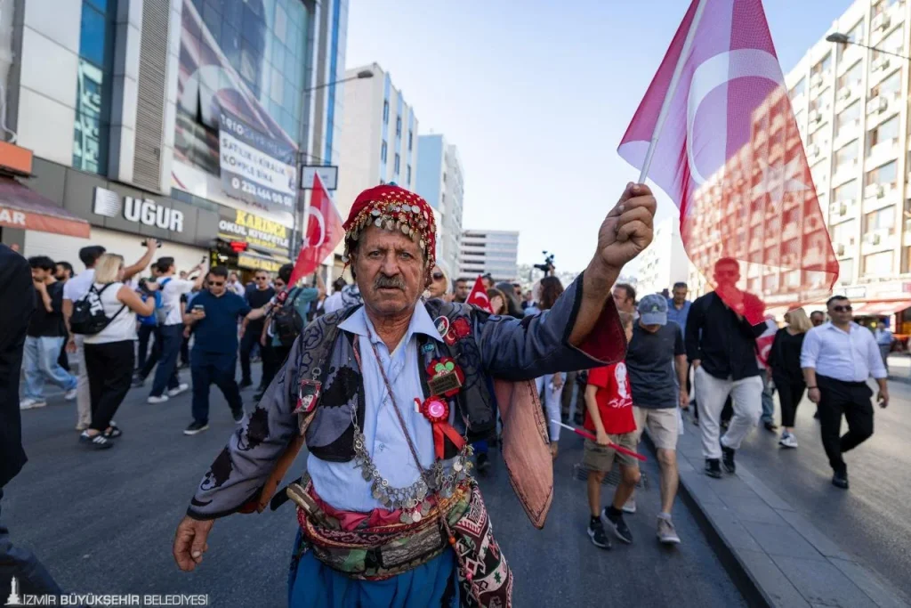 Başkan Tugay İzmirlilerle yürüdü: 104 yıllık gurur sokaklara taştı 4 Başkan Tugay İzmirlilerle yürüdü: 104 yıllık gurur sokaklara taştı