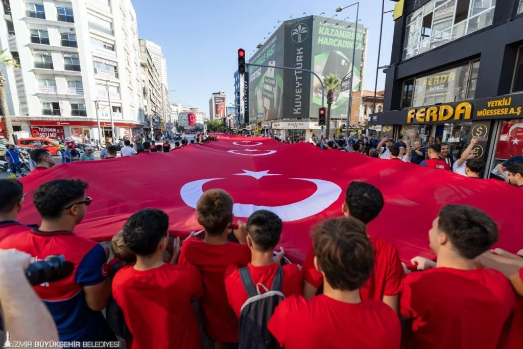 Başkan Tugay İzmirlilerle yürüdü: 104 yıllık gurur sokaklara taştı 6 Başkan Tugay İzmirlilerle yürüdü: 104 yıllık gurur sokaklara taştı