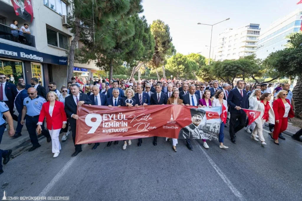 İzmir'in kurtuluşunun 104'üncü yılı coşkuyla kutlanıyor 1 İzmir'in kurtuluşunun 104'üncü yılı coşkuyla kutlanıyor