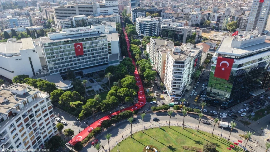 Başkan Tugay İzmirlilerle yürüdü: 104 yıllık gurur sokaklara taştı 2 Başkan Tugay İzmirlilerle yürüdü: 104 yıllık gurur sokaklara taştı