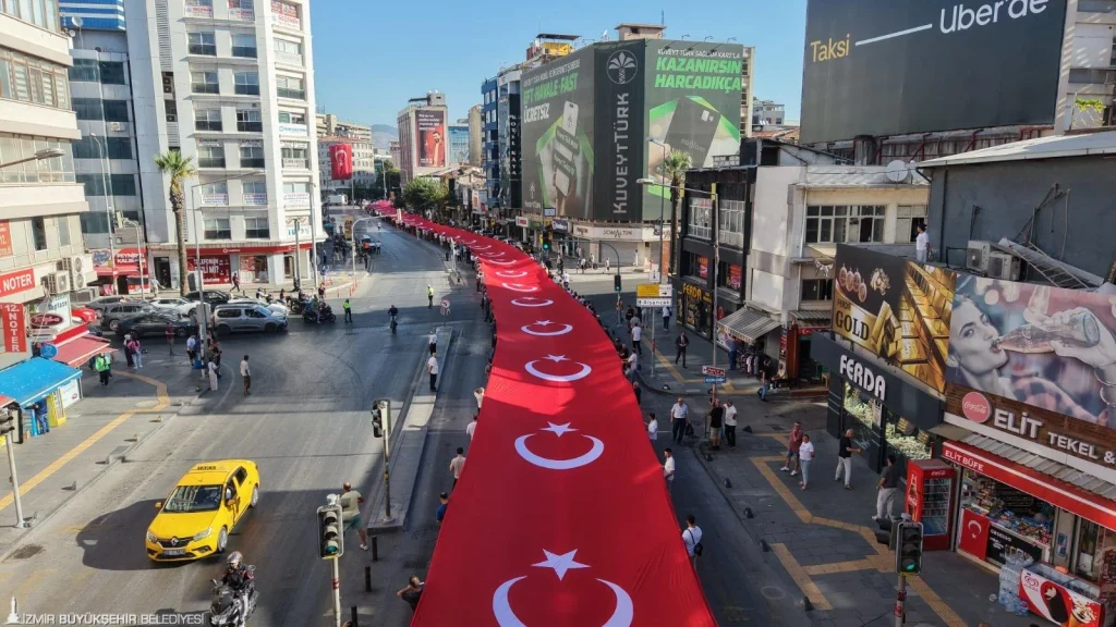 İzmir'in kurtuluşunun 104'üncü yılı coşkuyla kutlanıyor 2 İzmir'in kurtuluşunun 104'üncü yılı coşkuyla kutlanıyor