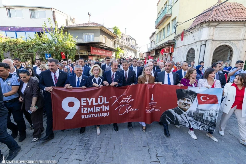Başkan Tugay İzmirlilerle yürüdü: 104 yıllık gurur sokaklara taştı 1 Başkan Tugay İzmirlilerle yürüdü: 104 yıllık gurur sokaklara taştı