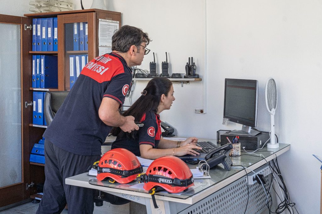 İzmir İtfaiyesi bu kez yangına değil erken doğuma koştu