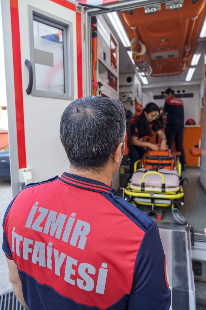 İzmir İtfaiyesi bu kez yangına değil erken doğuma koştu