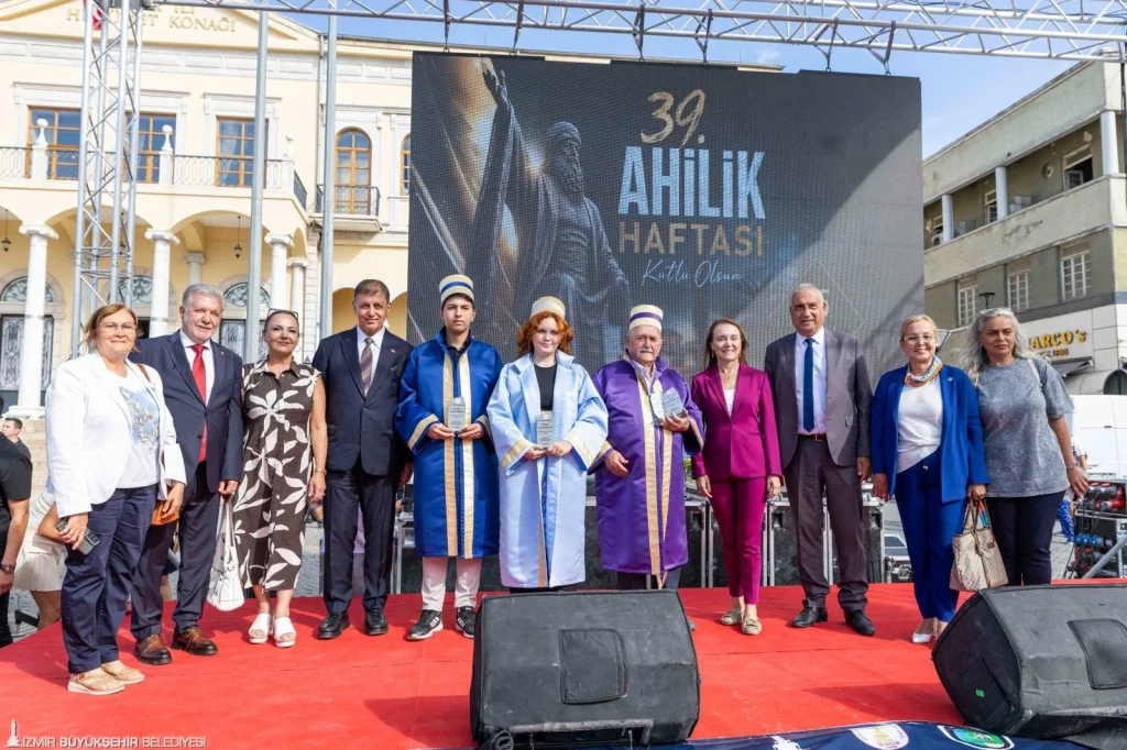 Esnafın bayramı Konak Meydanı'nda coşkuyla kutlandı
