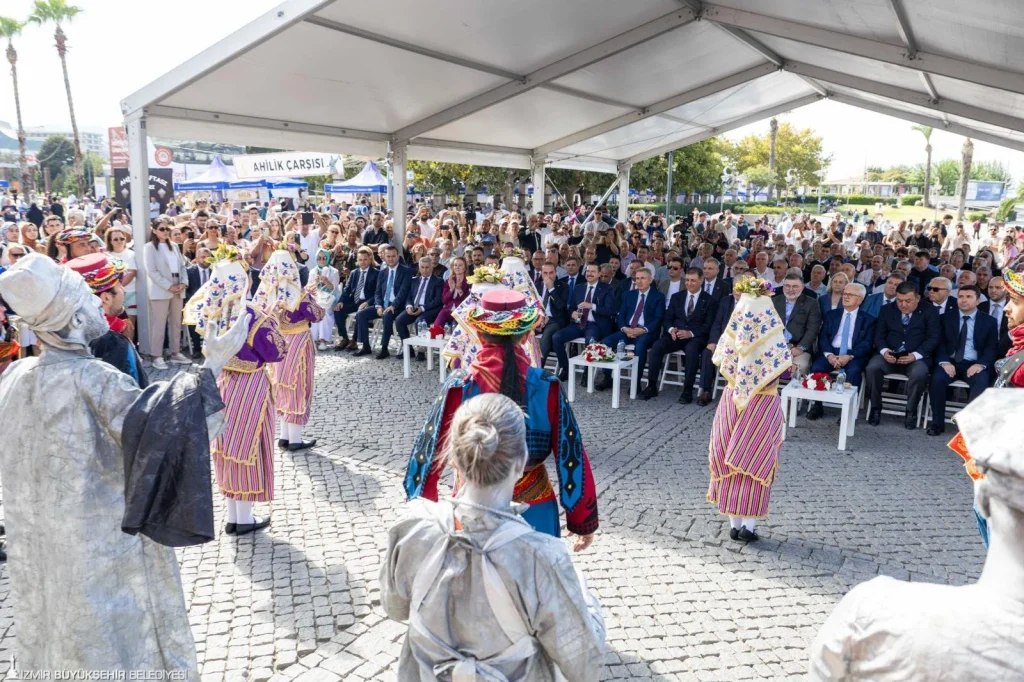 Esnafın bayramı Konak Meydanı'nda coşkuyla kutlandı