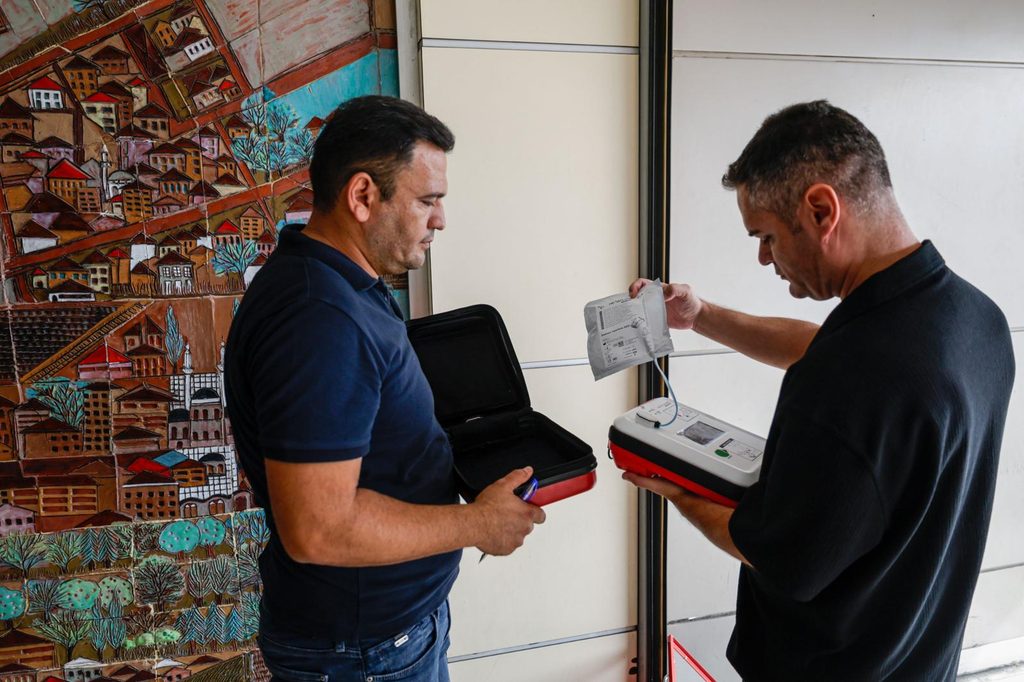İzmir'de 50 noktaya kalp krizlerinde kullanılan şok cihazı