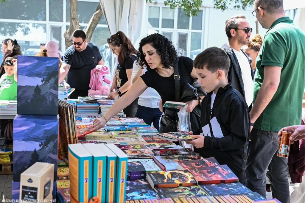 İzmir Kitap Fuarı 8'inci kez kapılarını açıyor 5 İzmir Kitap Fuarı 8'inci kez kapılarını açıyor