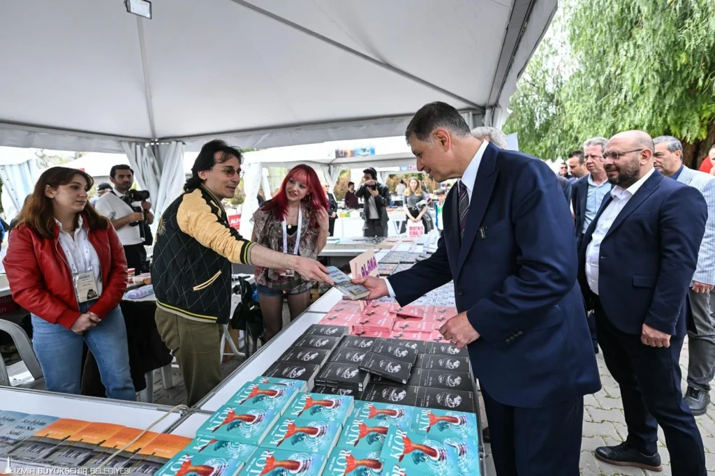 İzmir Kitap Fuarı 8'inci kez kapılarını açıyor 2 İzmir Kitap Fuarı 8'inci kez kapılarını açıyor