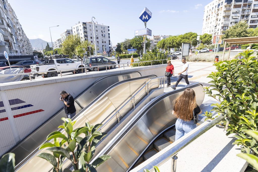 İzmir Metro'da merdiven ve asansörler mercek altında! 6 İzmir Metro'da merdiven ve asansörler mercek altında!