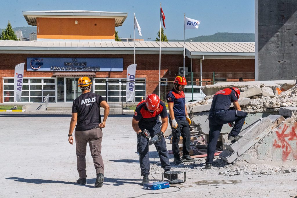 İzmir İtfaiyesi ağır arama kurtarmada güçleniyor: 72 saatlik özel eğitime girdiler 1 İzmir İtfaiyesi ağır arama kurtarmada güçleniyor: 72 saatlik özel eğitime girdiler