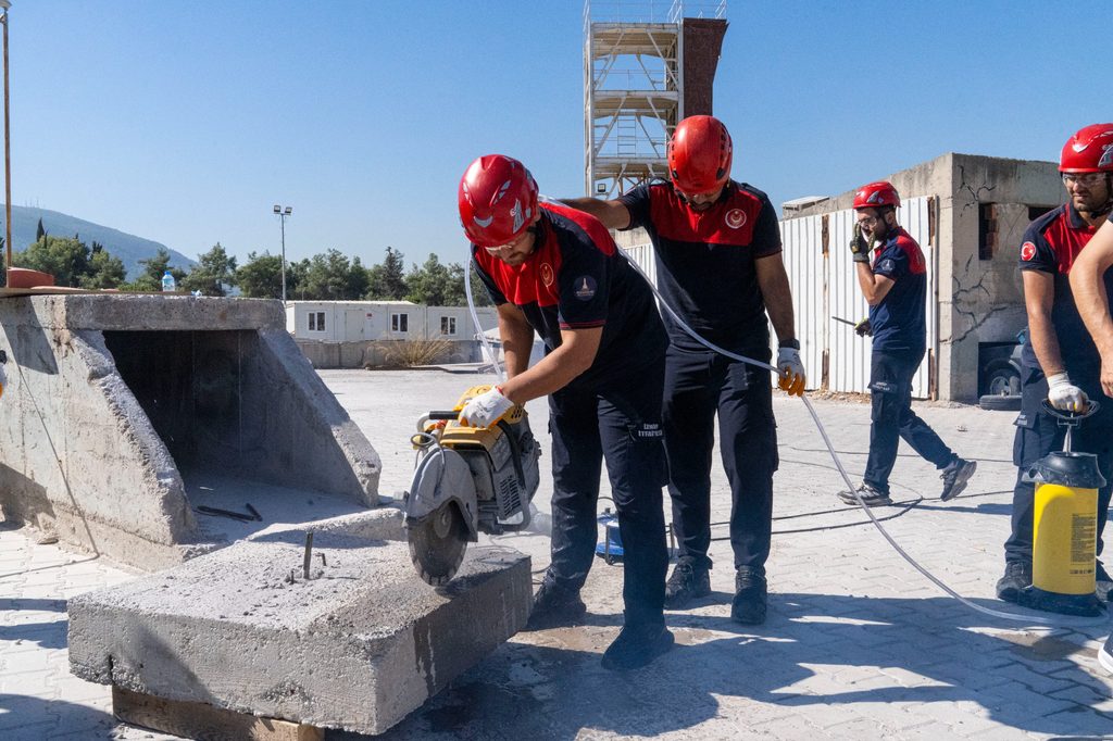 İzmir İtfaiyesi ağır arama kurtarmada güçleniyor: 72 saatlik özel eğitime girdiler 4 İzmir İtfaiyesi ağır arama kurtarmada güçleniyor: 72 saatlik özel eğitime girdiler