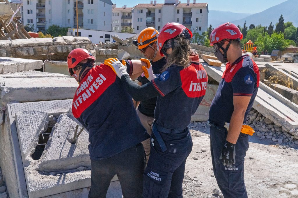 İzmir İtfaiyesi ağır arama kurtarmada güçleniyor: 72 saatlik özel eğitime girdiler 2 İzmir İtfaiyesi ağır arama kurtarmada güçleniyor: 72 saatlik özel eğitime girdiler