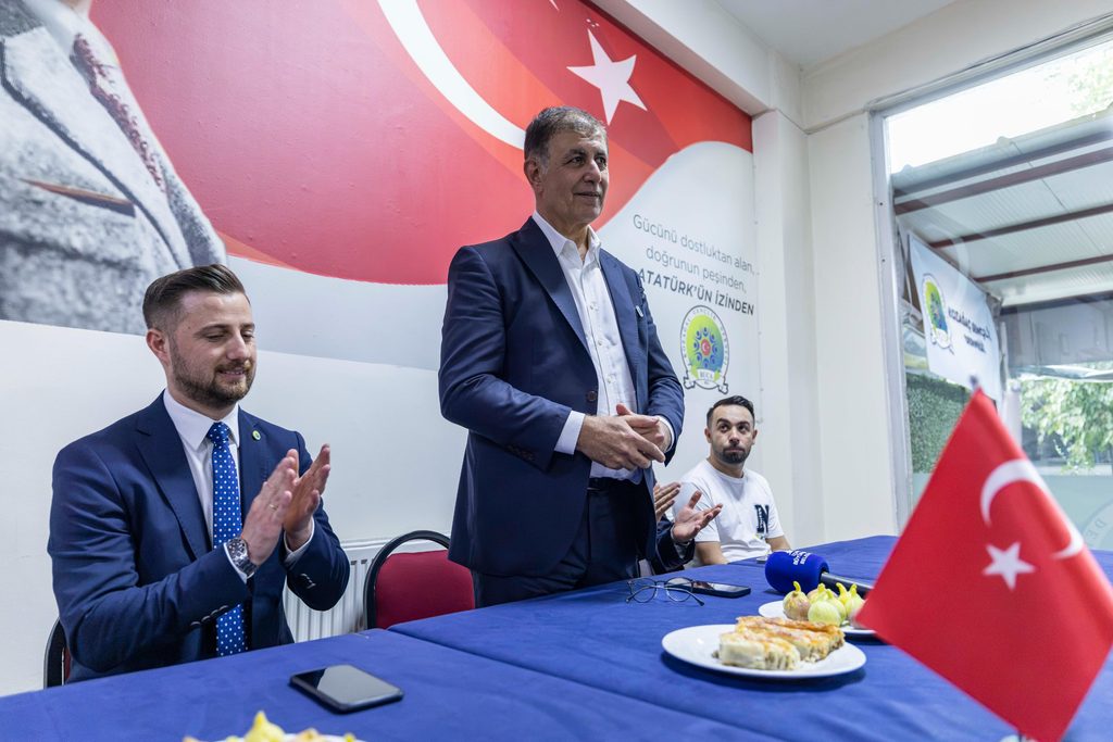 Başkan Tugay Buca'da gençlerle: Yatırım müjdelerini sıraladı