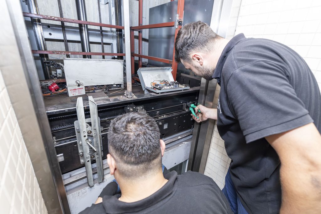 İzmir Metro'da merdiven ve asansörler mercek altında! 5 İzmir Metro'da merdiven ve asansörler mercek altında!