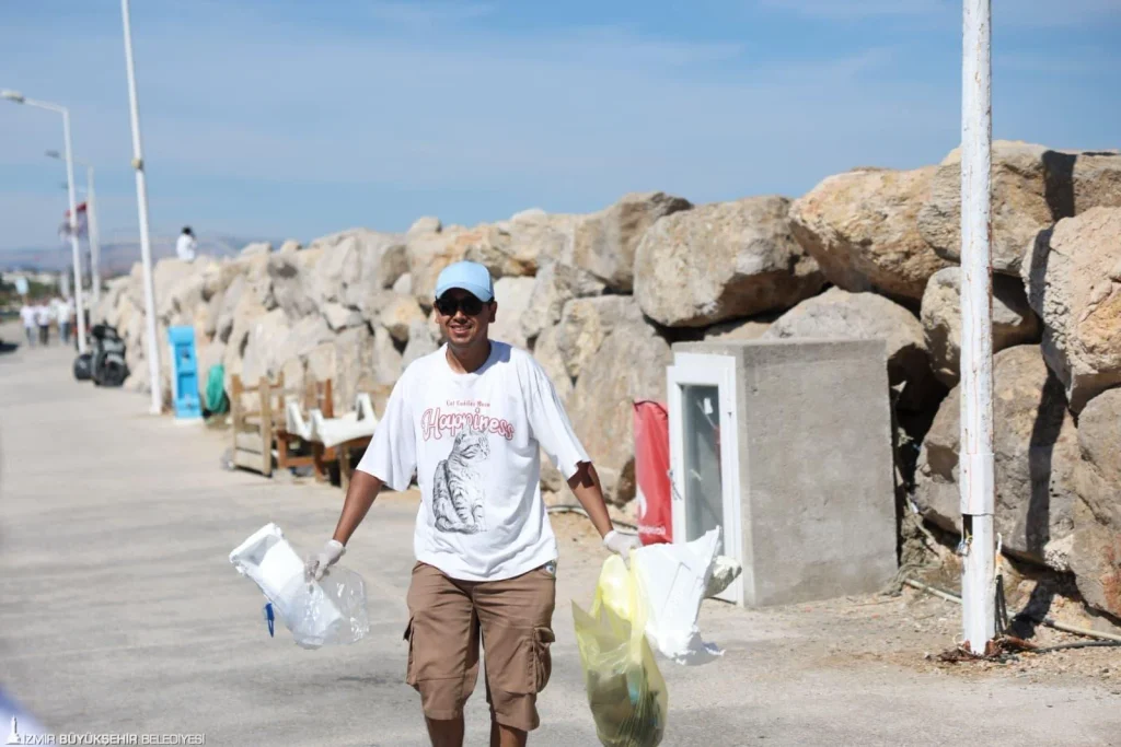 Çeşme kıyılarında kapsamlı temizlik: 1,5 ton atık toplandı 2 Çeşme kıyılarında kapsamlı temizlik: 1,5 ton atık toplandı