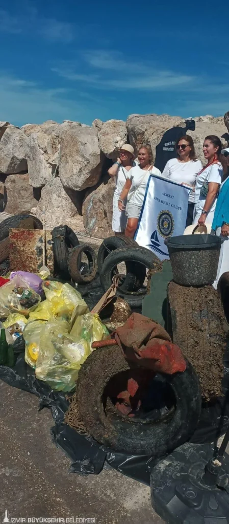 Çeşme kıyılarında kapsamlı temizlik: 1,5 ton atık toplandı 7 Çeşme kıyılarında kapsamlı temizlik: 1,5 ton atık toplandı