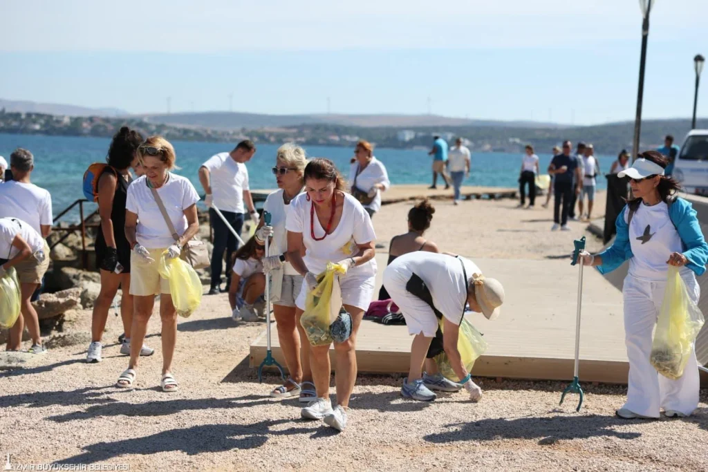 Çeşme kıyılarında kapsamlı temizlik: 1,5 ton atık toplandı 6 Çeşme kıyılarında kapsamlı temizlik: 1,5 ton atık toplandı